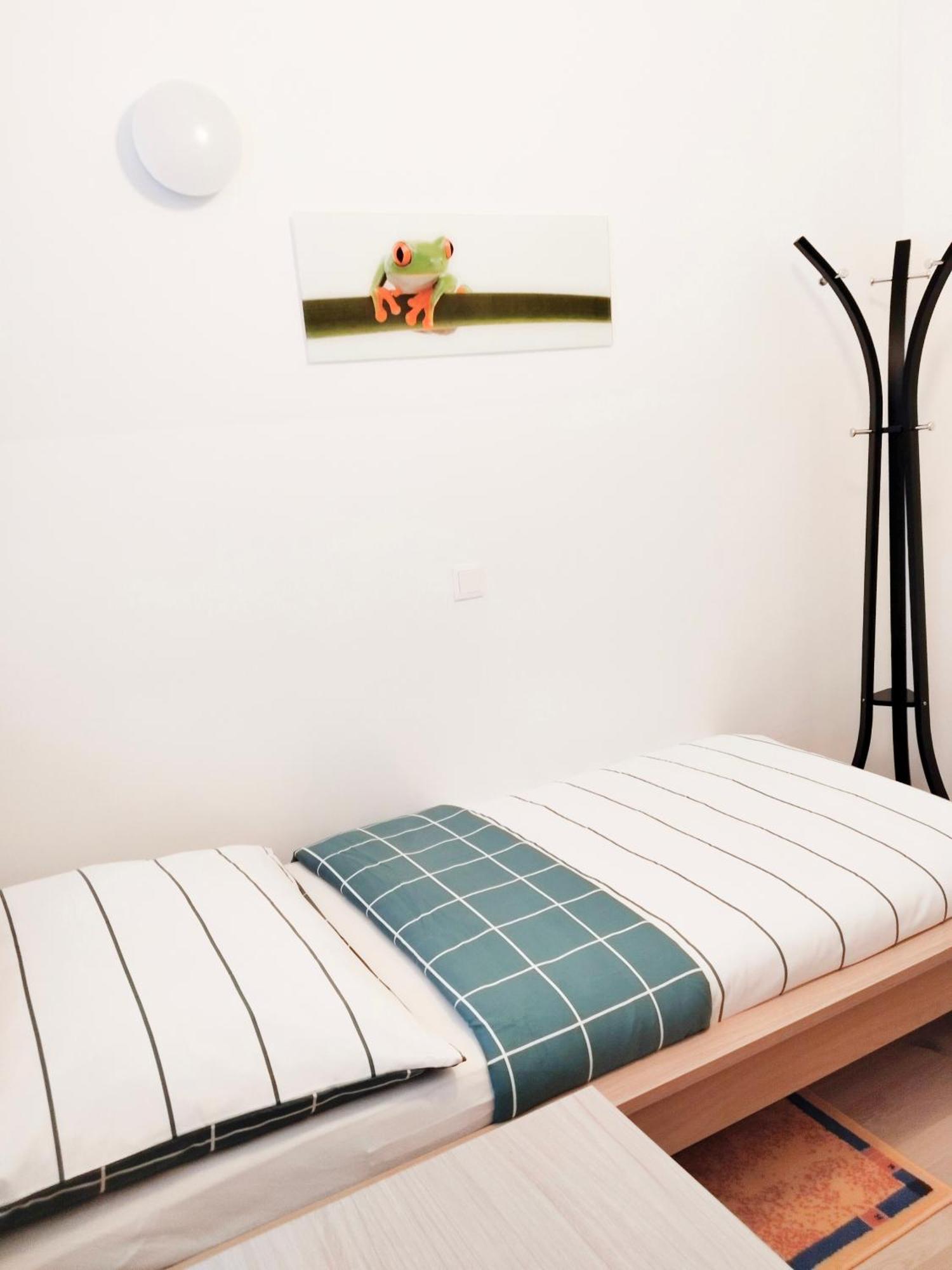 Favorit-rooms Direkt Metro-u1 Connection To Centralstation And City-center Albergue Viena