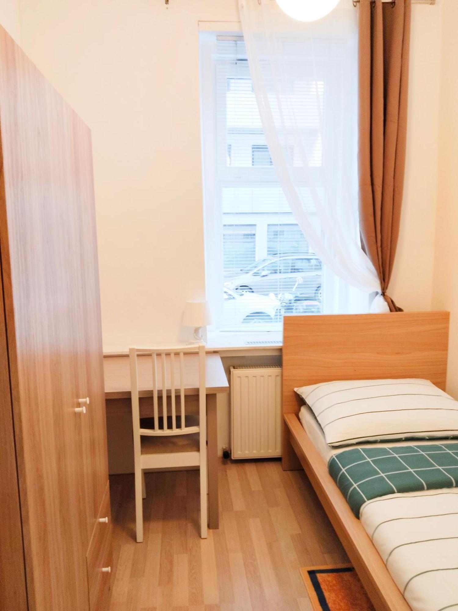 Favorit-rooms Direkt Metro-u1 Connection To Centralstation And City-center Albergue *