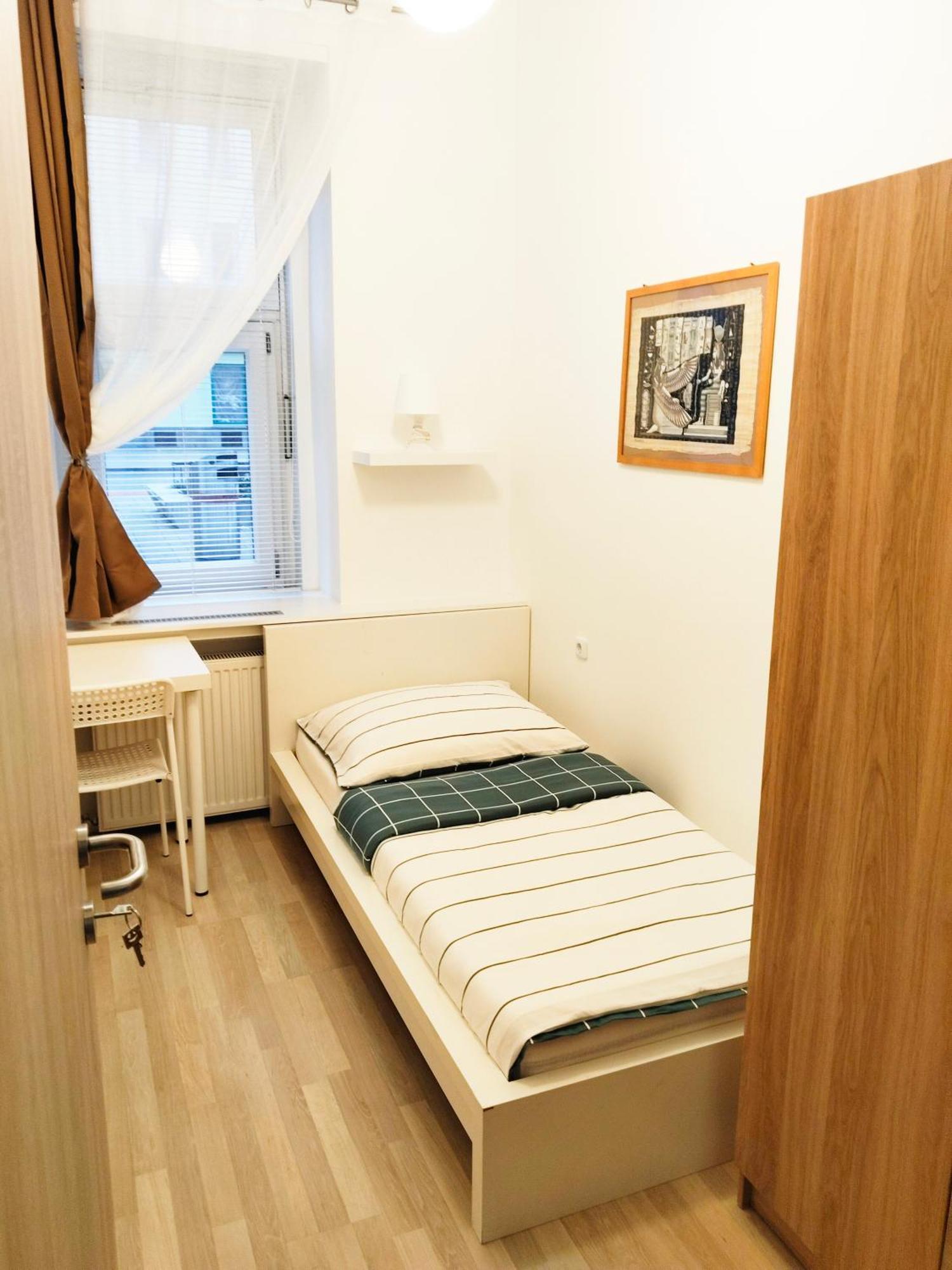 Favorit-rooms Direkt Metro-u1 Connection To Centralstation And City-center Albergue *