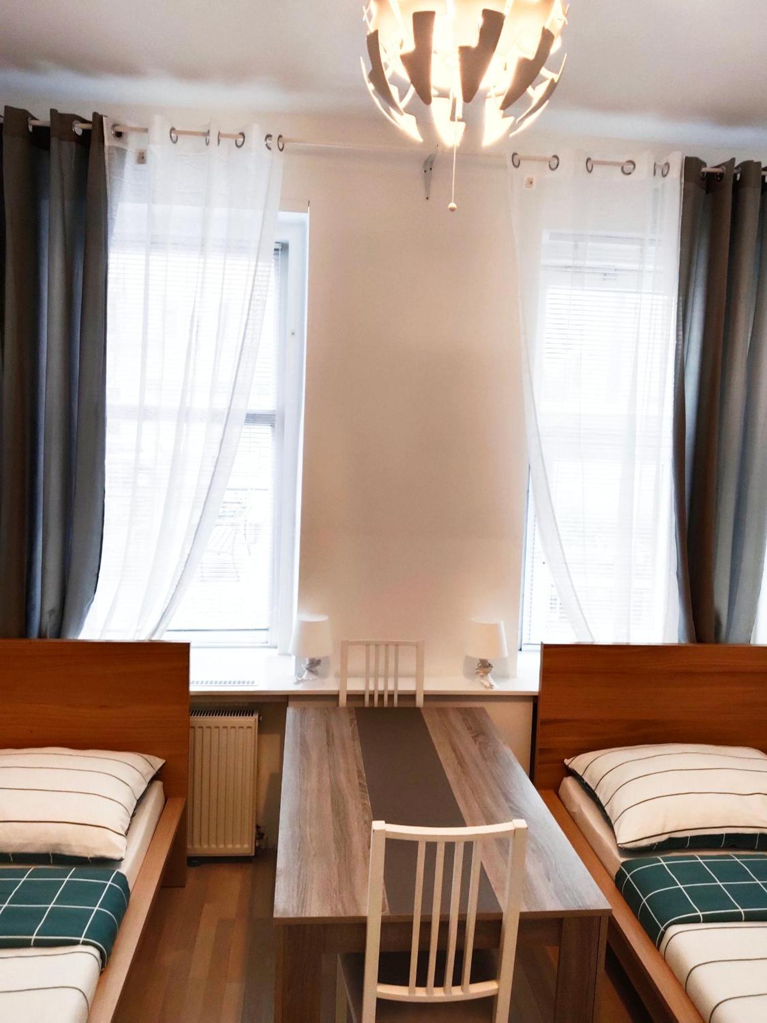 Favorit-rooms Direkt Metro-u1 Connection To Centralstation And City-center Albergue