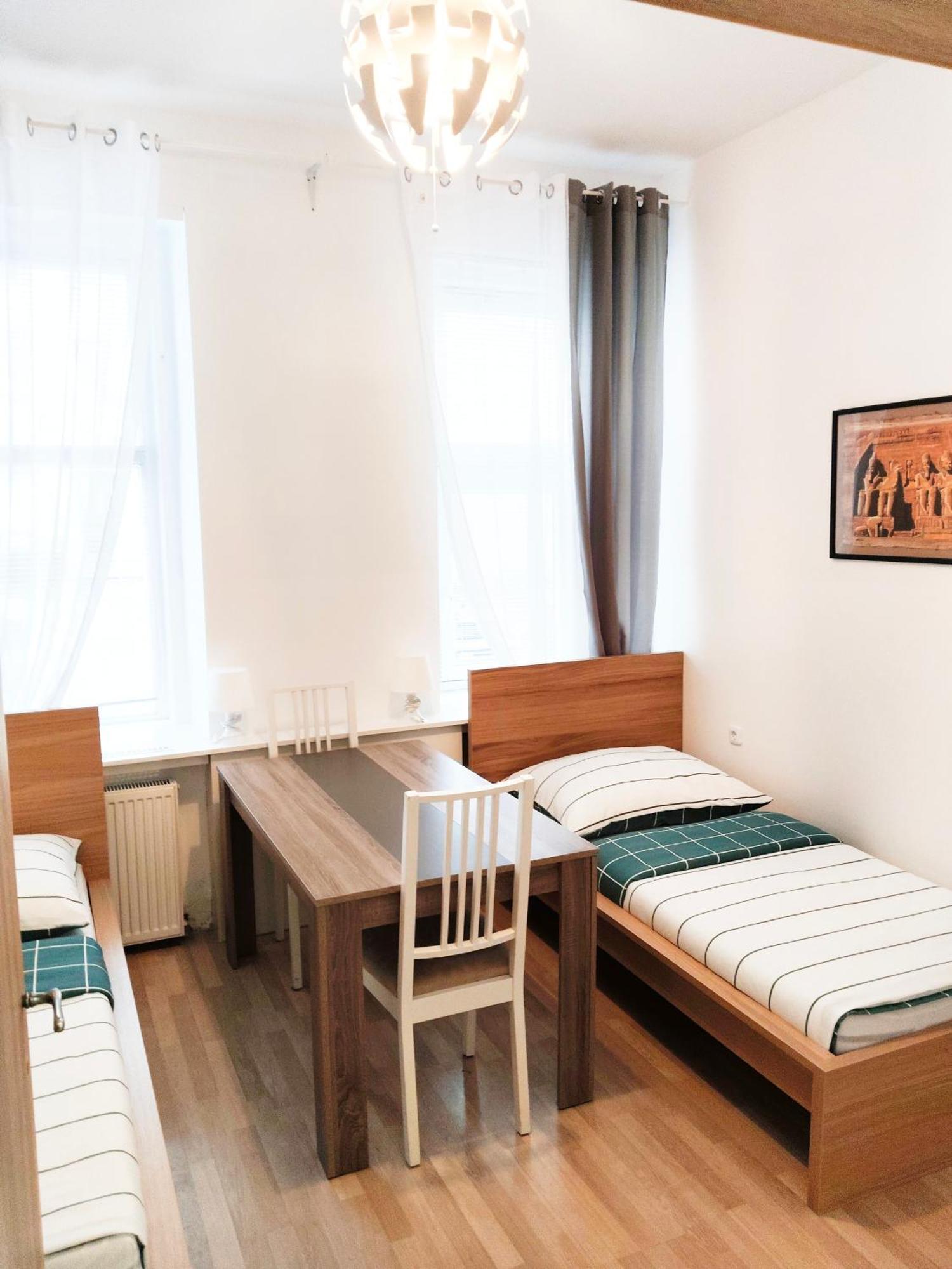 Favorit-rooms Direkt Metro-u1 Connection To Centralstation And City-center Albergue