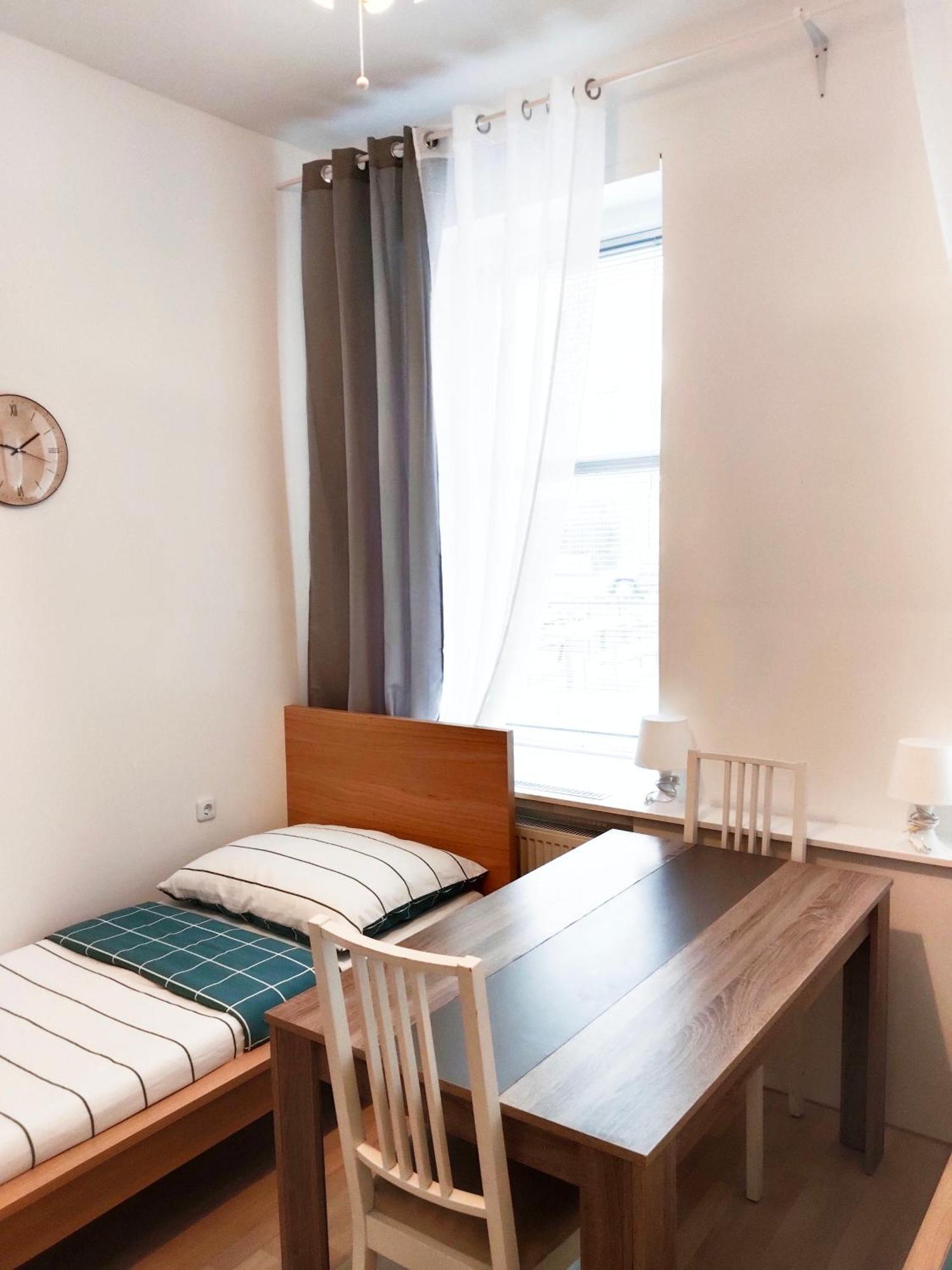 Favorit-rooms Direkt Metro-u1 Connection To Centralstation And City-center Albergue Viena