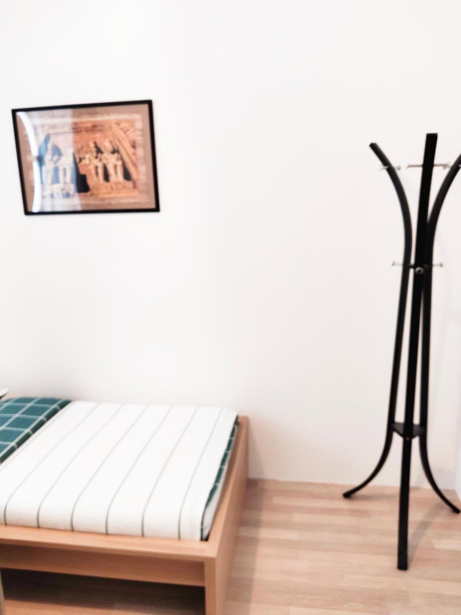 Favorit-rooms Direkt Metro-u1 Connection To Centralstation And City-center Albergue