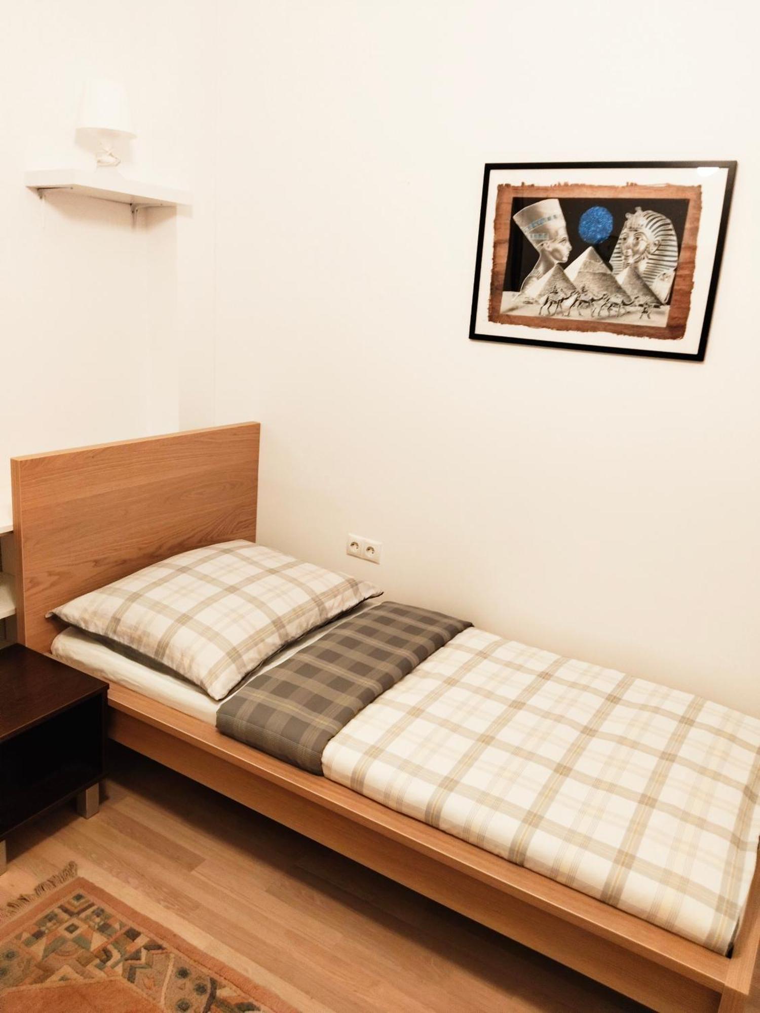 Favorit-rooms Direkt Metro-u1 Connection To Centralstation And City-center Albergue *